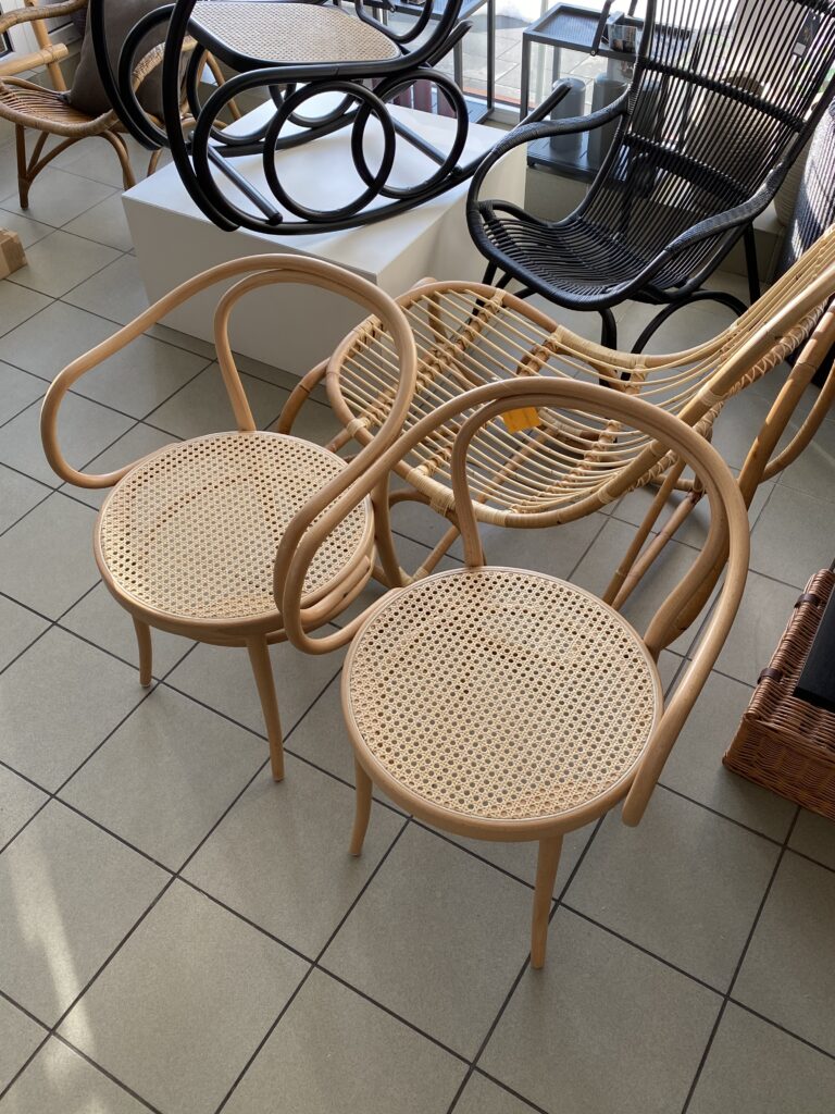 Widok z góry na krzesła gięte firmy TON z plecionką rattanową w firmie GABA 2