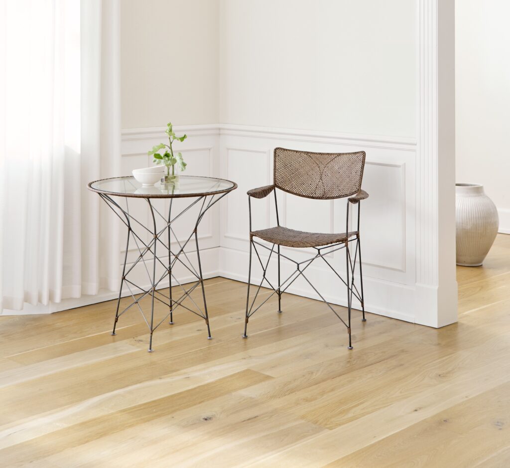 Krzesło i fotel z kolekcji Yamakawa Rattan. Meble wyplatane z rattanu na metalowych, cienkich ramach