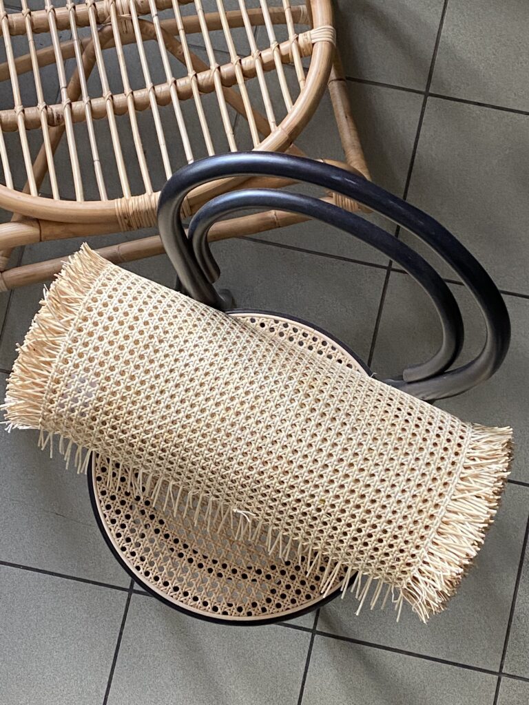 widok  na krzesło gięte Thonet nr 14, na siedzisku krzesła leży rolka plecionki wiedeńskiej