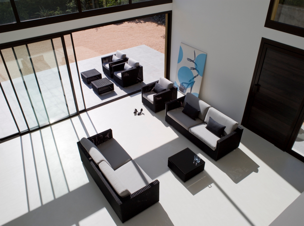 „Tu i tam” – jak nowoczesny design zaciera granice między salonem a tarasem