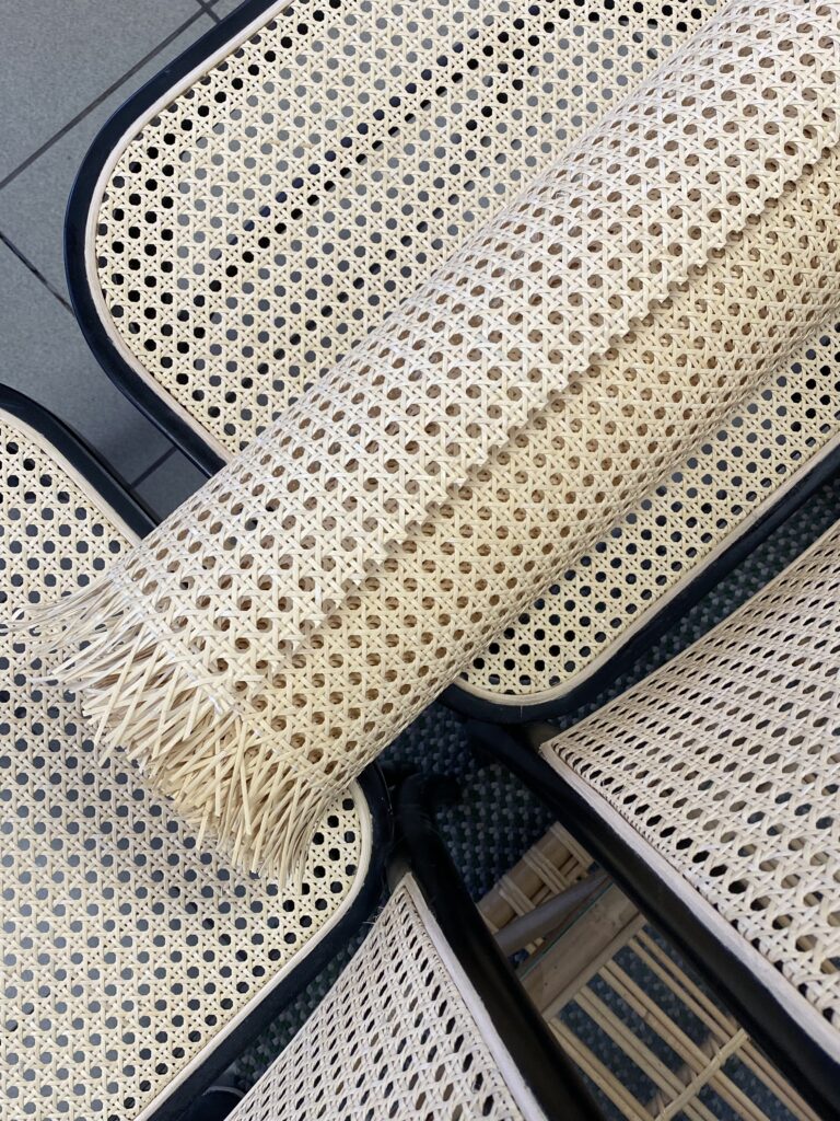 widok na krzesła THONET i rolkę plecionki wiedeńskiej