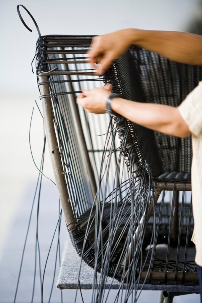 Ręczne wyplatanie mebla, czarne włókno do wyplatania i ręce plecionkarza