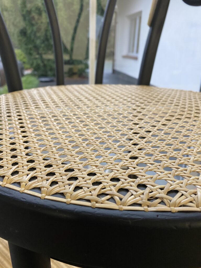 Zbliżenie na ręcznie wyplatane siedzisko krzesła Thonet. Splot wiedeński.