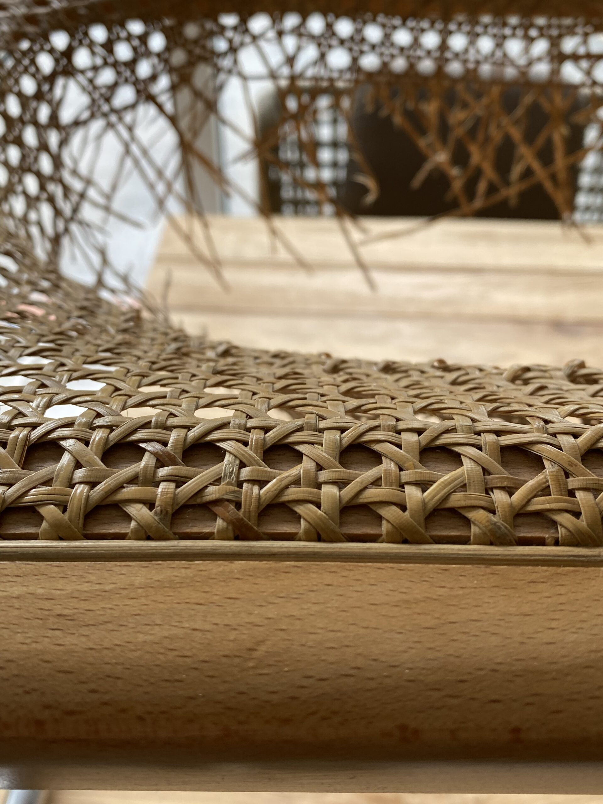 Dlaczego warto naprawiać designerskie meble wyplatane rattanem?