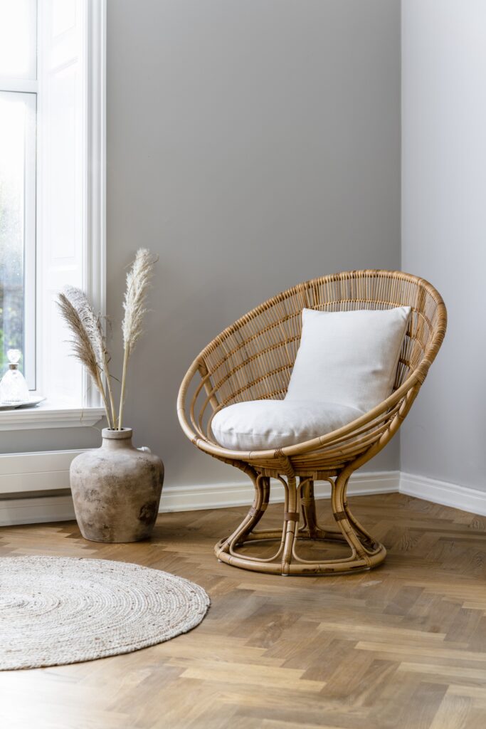 fotel rattanowy Luna stoi w koncie pokoju fotel z białymi poduszka,