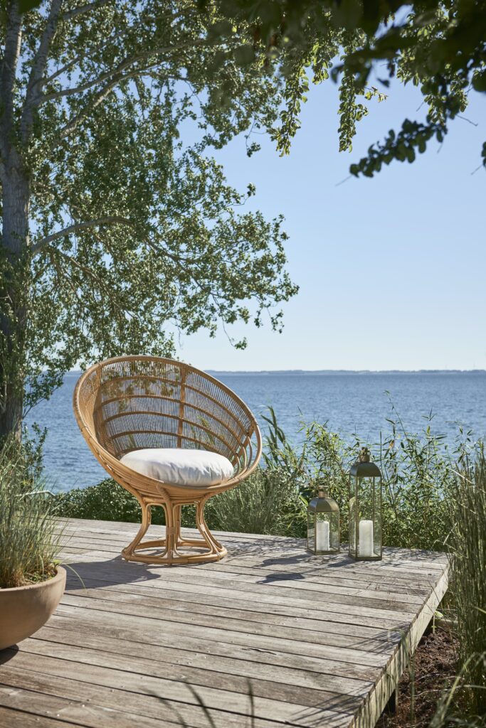 widok na futurystyczny fotel Luna. Kosmiczny fotel stoi na podeście nad brzegiem zatoki