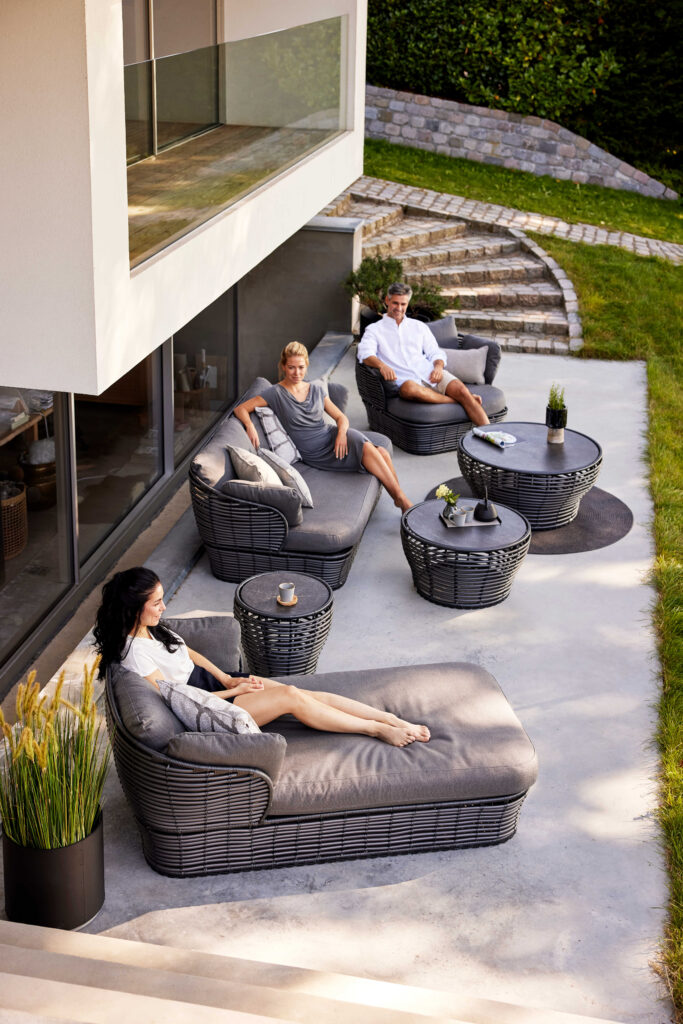 Widok z góry na grupę ludzi wygodnie siedzących w fotelach z kolekcji Basket Cane-line