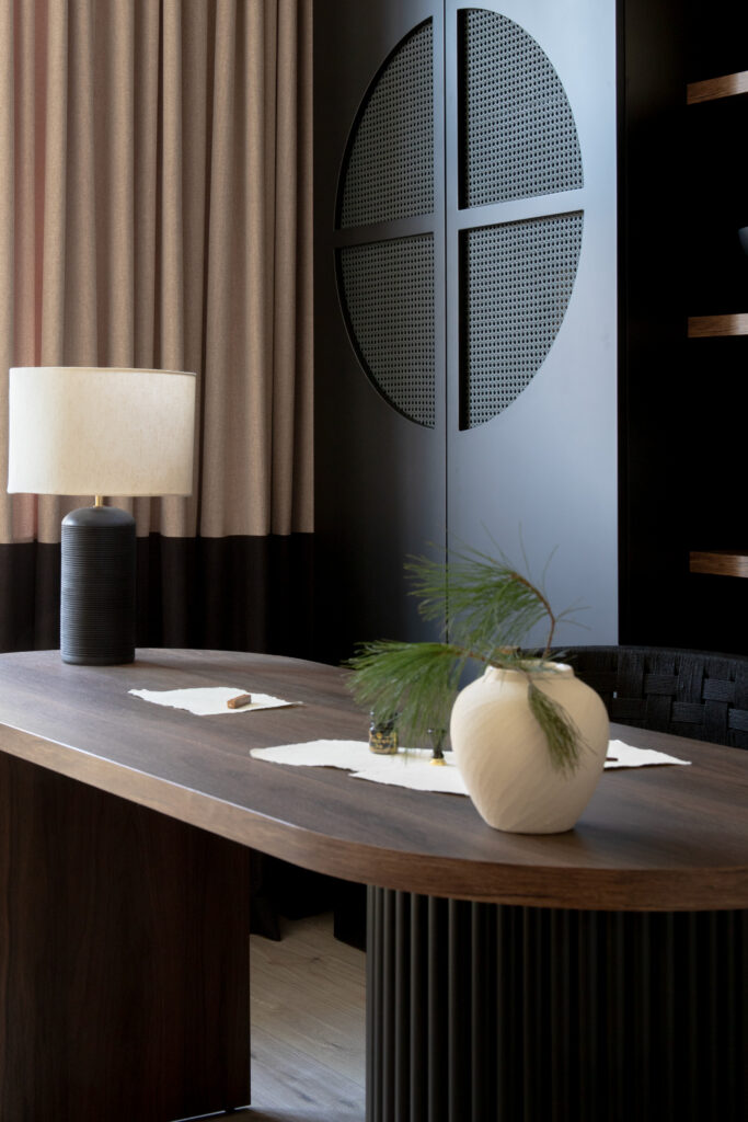 Zbliżenie na kąt dużego pokoju z czarną szafą wypełnioną plecionką wiedeńską w czarnym kolorze