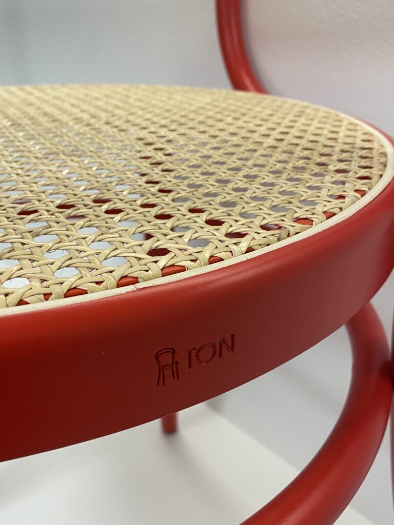 Widok na siedzisko rattanowe czerwonego krzesła TON