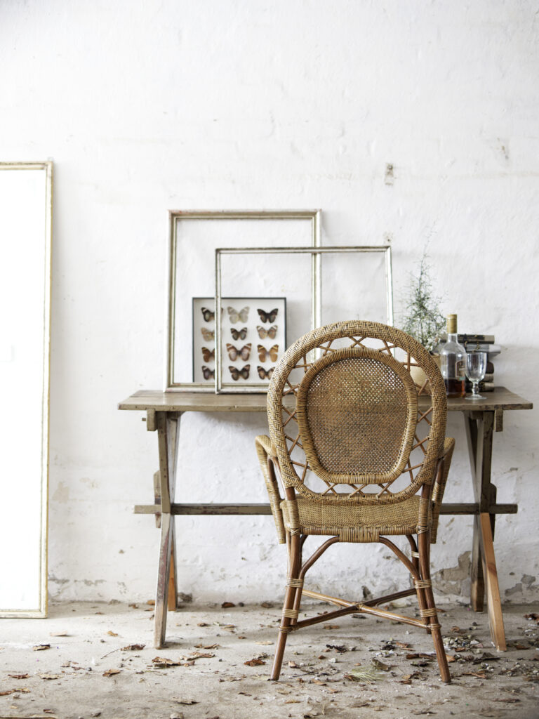 Krzesło rattanowe Romantica widok od tyłu, widoczne misterne sploty rattanu