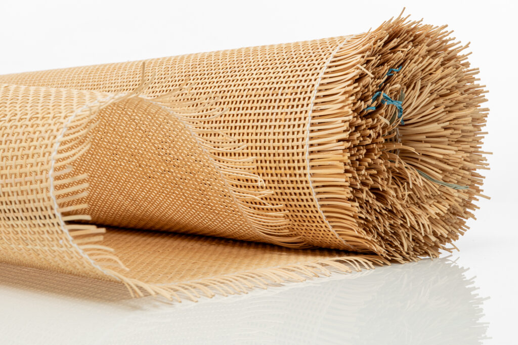 Zbliżenie na rolkę plecionki rattanowej ECO 6x6, kolor naturalny