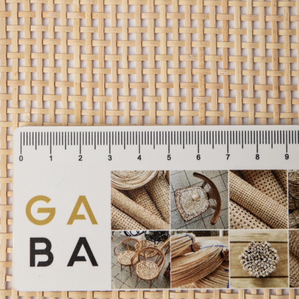 Zbliżenie na plecionkę rattanową 6x6, na plecionce leży linijka firmy GABA 2 i pokazane jest jej wymiarowanie