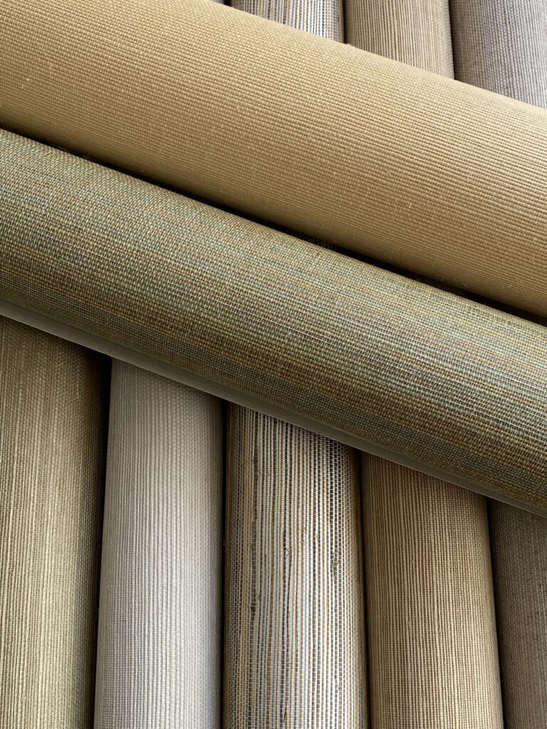 Widok z góry na rolki tapet z sizalu, różne kolory