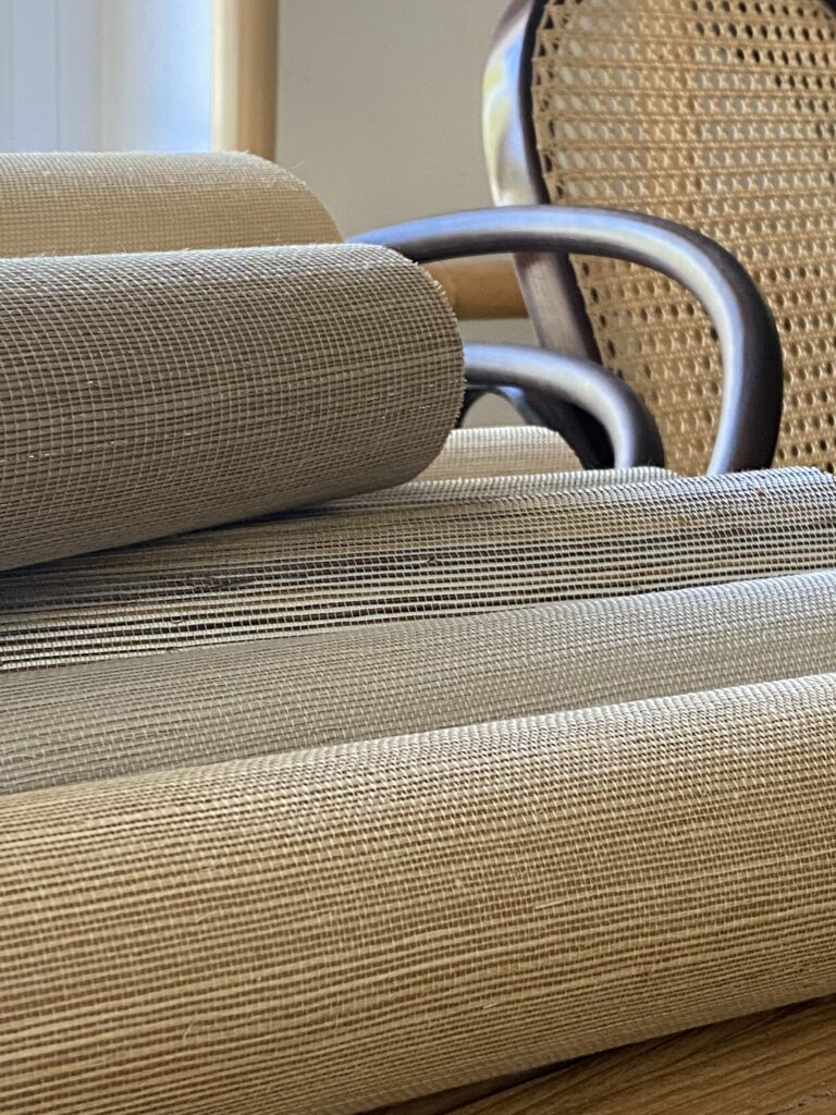 Zbliżenie na rolki tapet z sizalu