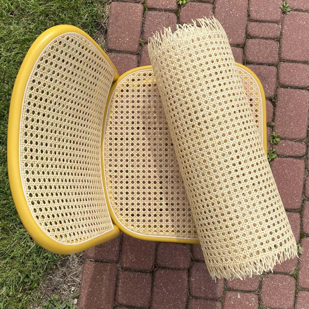 Widok z góry na żółte krzesło z jasną plecionką rattanową, na krześle leży rolka plecionki wiedeńskiej