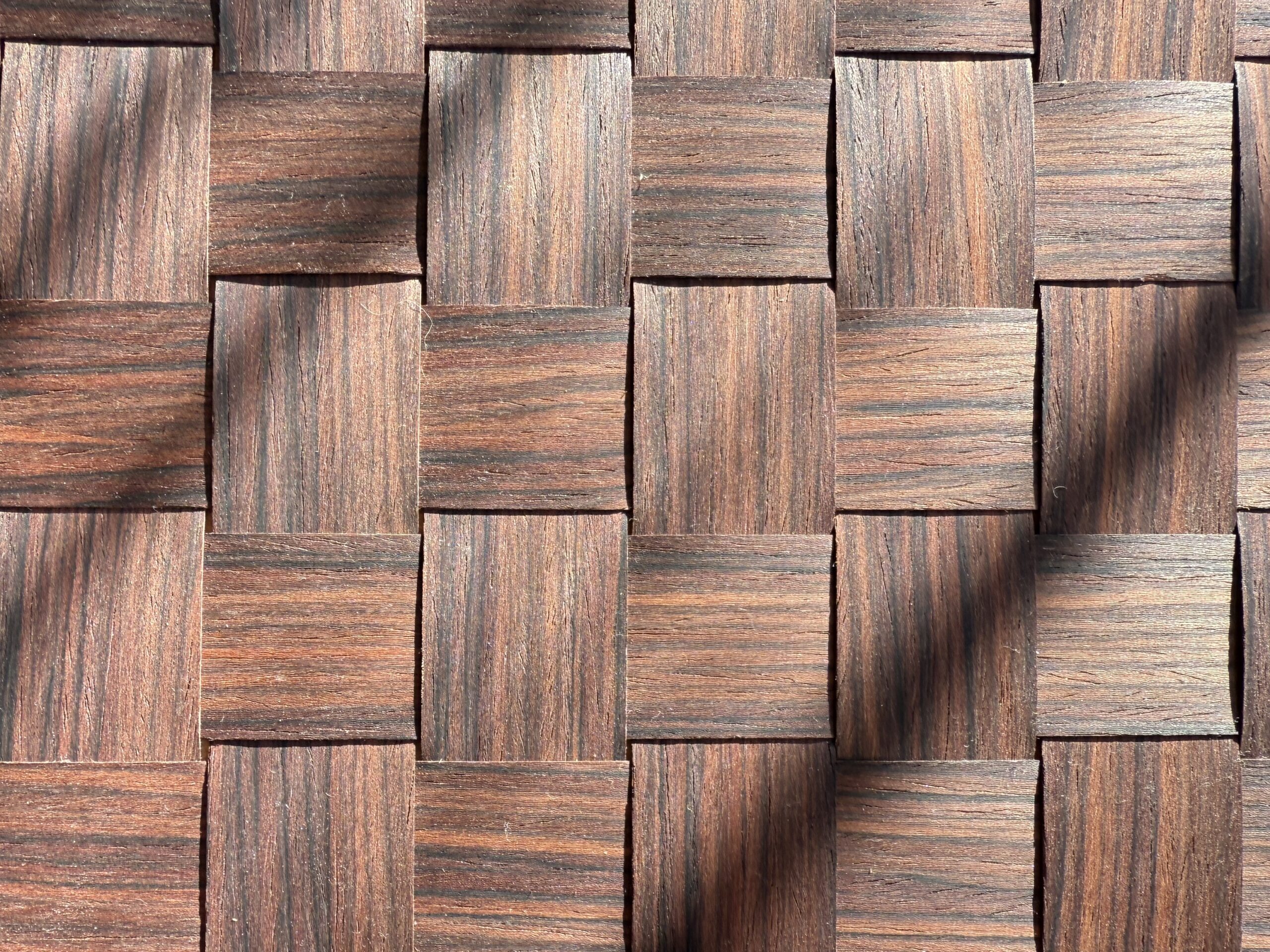 Wyplatanie fornirem i obłogiem – rzemieślnicza estetyka, która przywraca naturalny charakter powierzchni