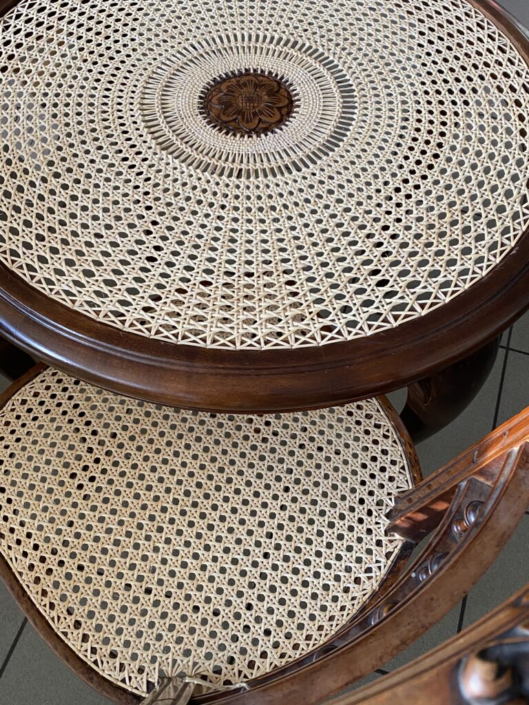 widok z góry wyplecione rattanem krzesło i blat stołu