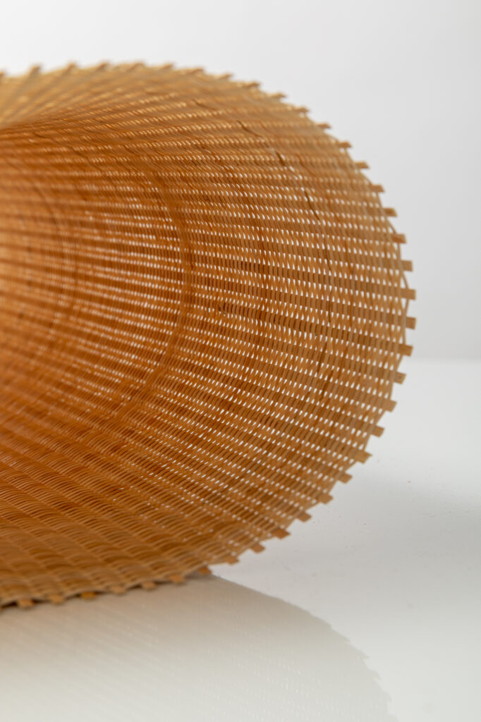 Zbliżenie na plecionkę rattanową w kolorze miodowym, plecionka o wyjątkowo drobnym splocie