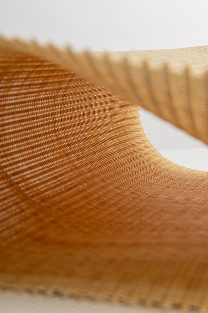 zdjęcie artystyczne plecionki rattanowej, kolor miodowy, prosty splot