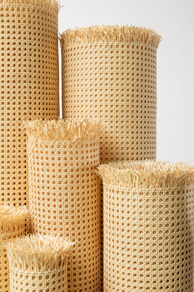 Kilka rolek plecionki wiedeńskiej w kolorze jasnego miodu o różnej wysokości