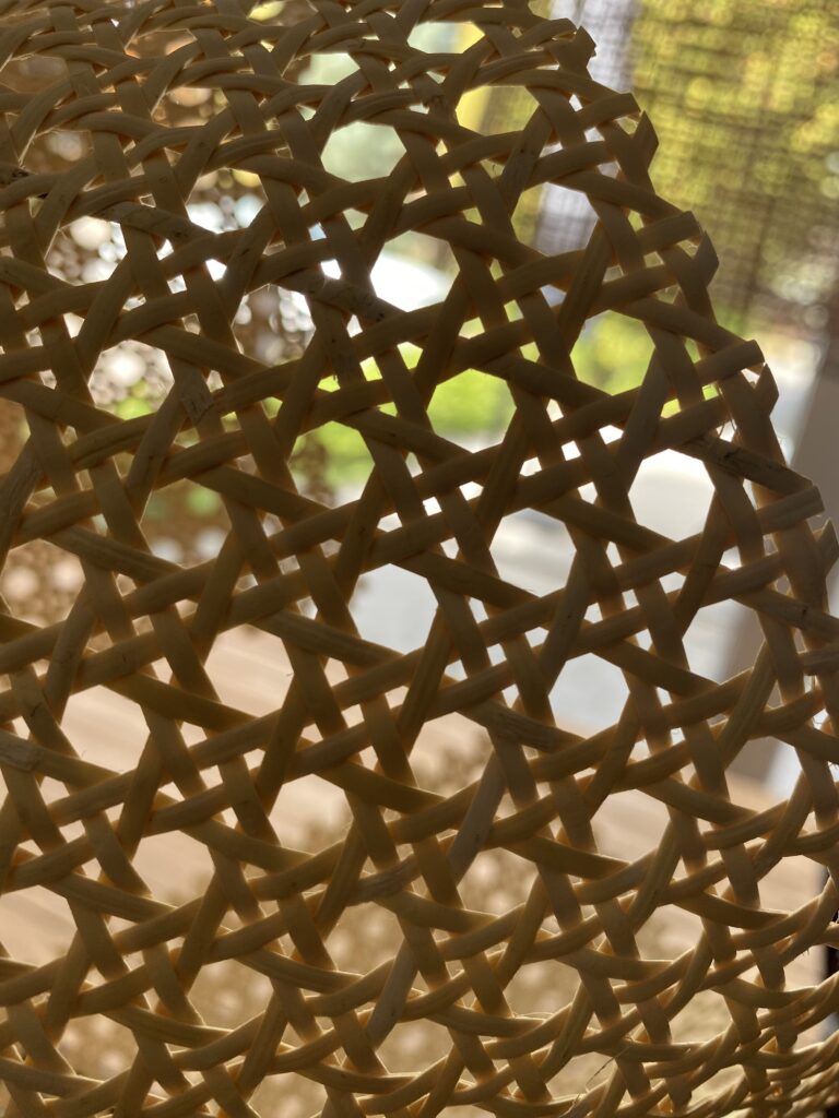 Zbliżenie na plecionkę wiedeńską, widoczny wyraźny ośmiokątny splot