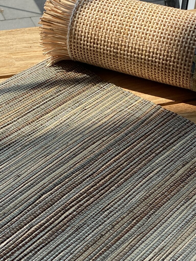 Zbliżenie na tapetę w rolce. Tapeta z wyraźnymi włóknami trawy morskiej, kolory: beż i błękit