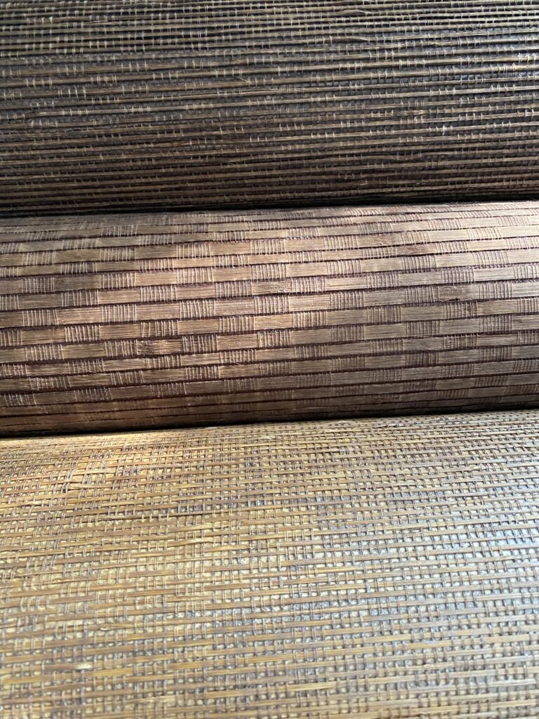 Trzy rolki tapet w kolorze brązowym, różne odcienie