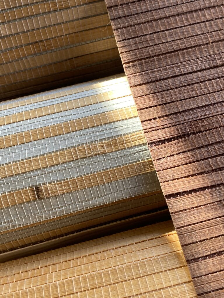 zbliżenie na różne tapety z bambusa w rolkach