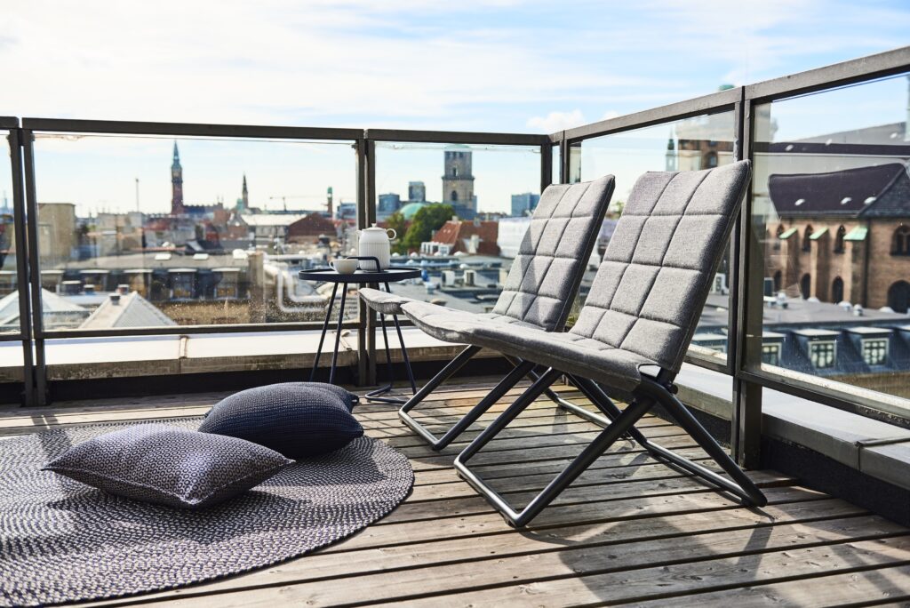 składane fotele na tarasie w centrum Kopenhagi