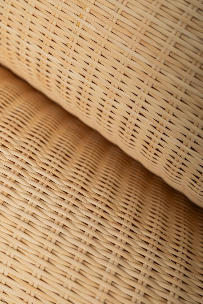 plecionka rattanowa w kolorze ecru, dwa kawałki przylegają do siebie