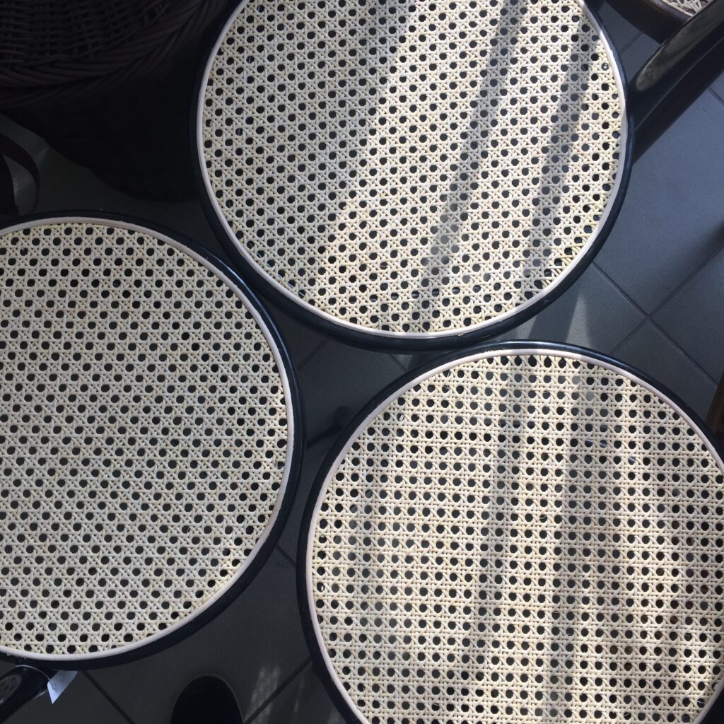 spojrzenie z góry na stołki z plecionką wiedeńska, drewno czarne, rattan w kolorze ecru