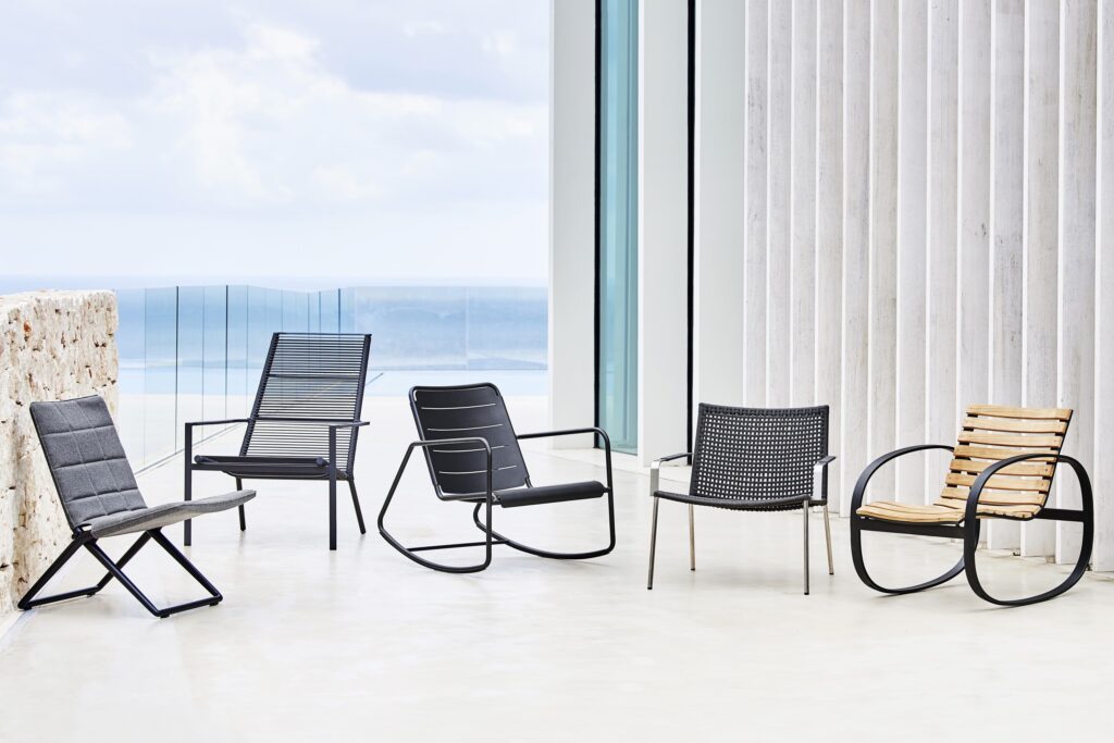 różne krzesła typu lounge firmy Cane-line, zdjęcie pokazuje różnorodny charakter mebli do siedzenia