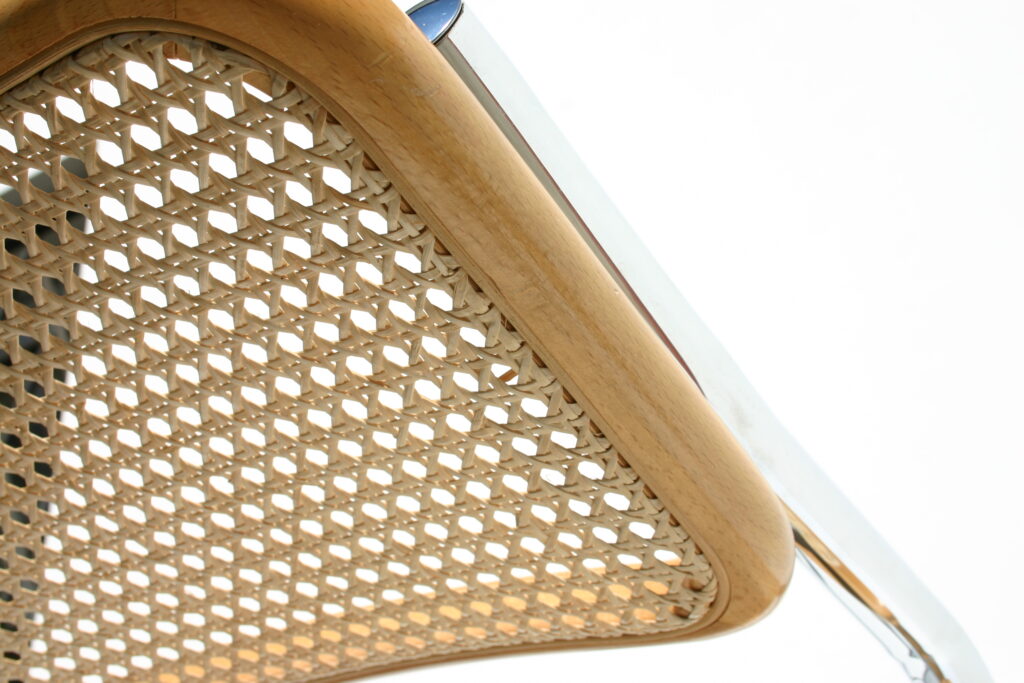 zbliżenie na oparcie krzesła z ośmiokątną plecionką wiedeńską