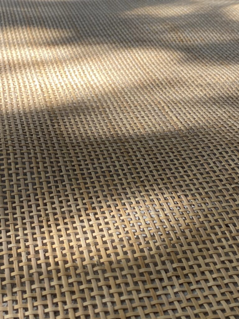 Zbliżenie na plecionkę rattanową Modern 6x6. Widoczna gra promieni słonecznych na powierzchni plecionki