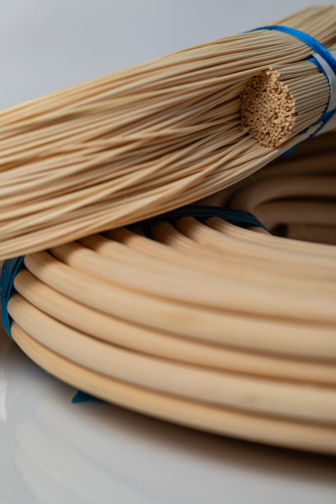 zbliżenie na krążki rattanu o średnicy 1 mm i 8 mm kolor naturalny. Rattan bez kory - Peddig.