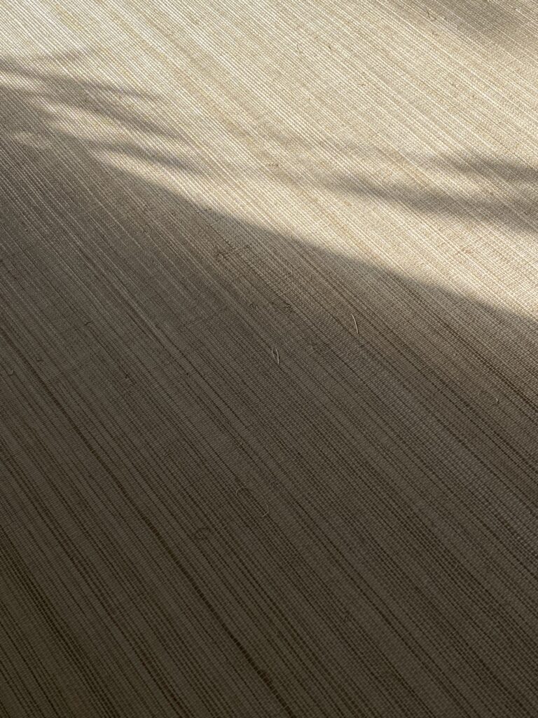 tapeta z sizalu z refleksami świetlnymi. Tapeta w świetle jest miękka i przyjazna