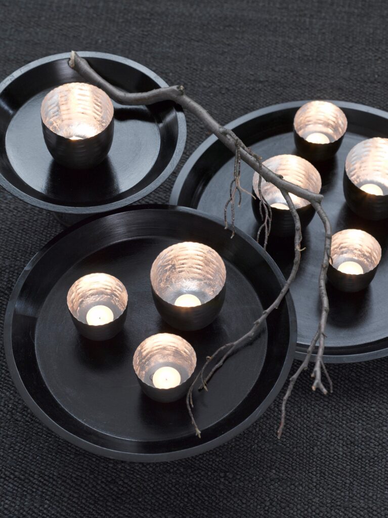 Dekoracja świąteczna Villa Collection na trzech okrągłych tacach