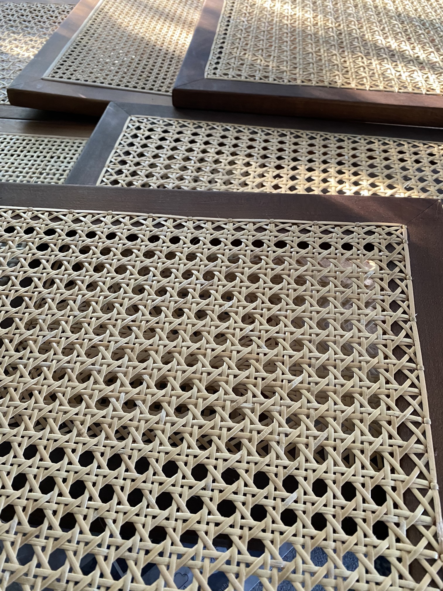 Zbliżenie na fronty meblowe z plecionki rattanowej, które leżą w warsztacie GABA 2