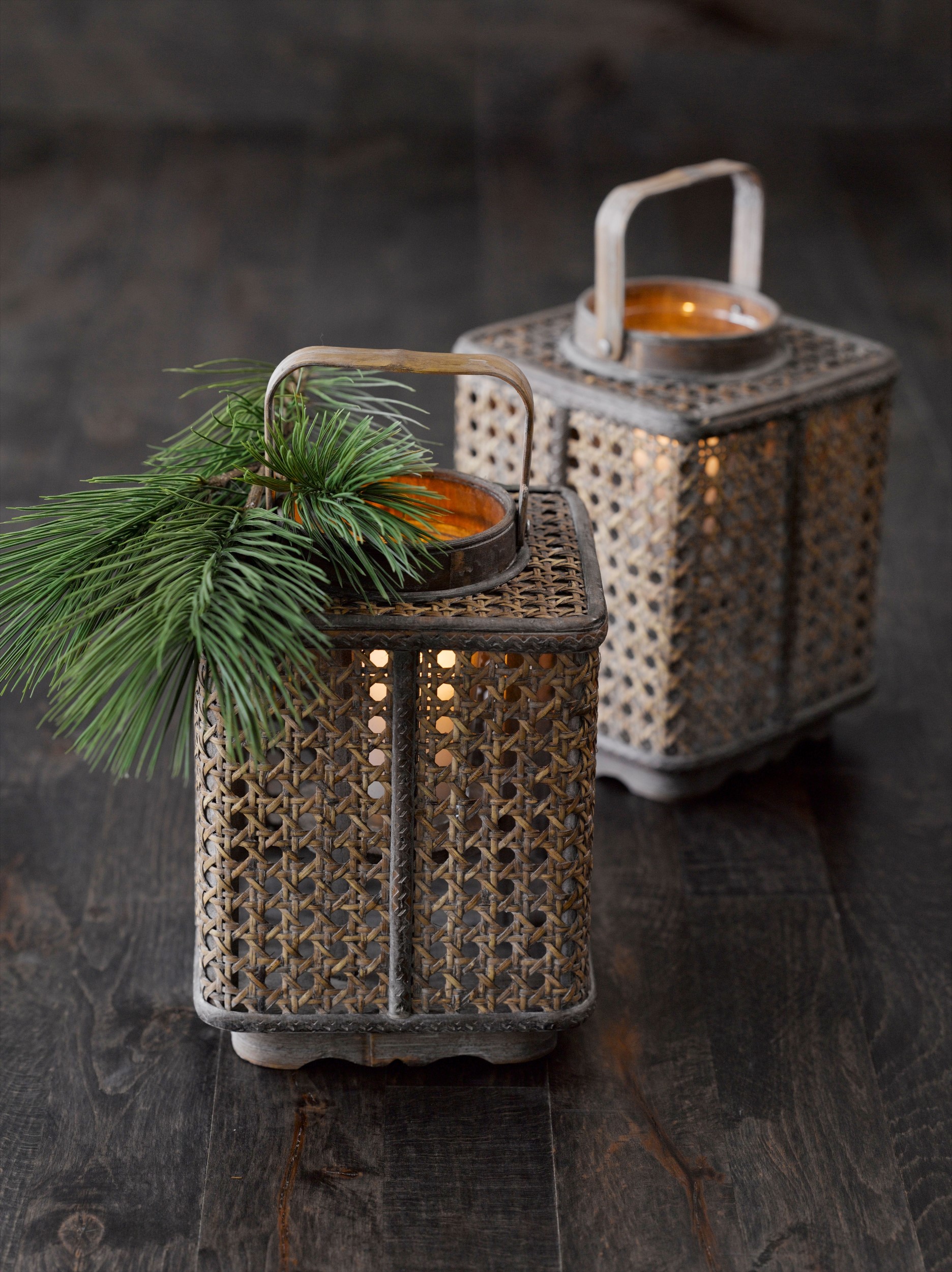 lampiony świąteczne z plecionki wiedeńskiej udekorowane zieloną sosnową gałązką