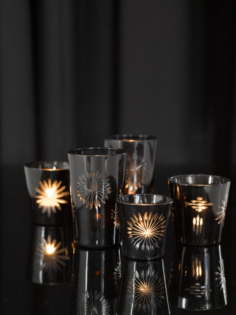 Świąteczne dekoracje Villa Collection dużo szklanych pojemników na świece