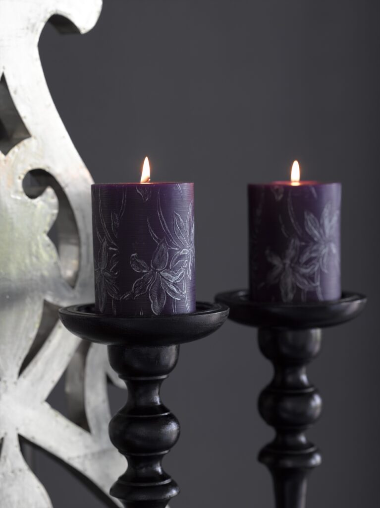 Świąteczne dwie świece cylindryczne w kolorze fioletowym