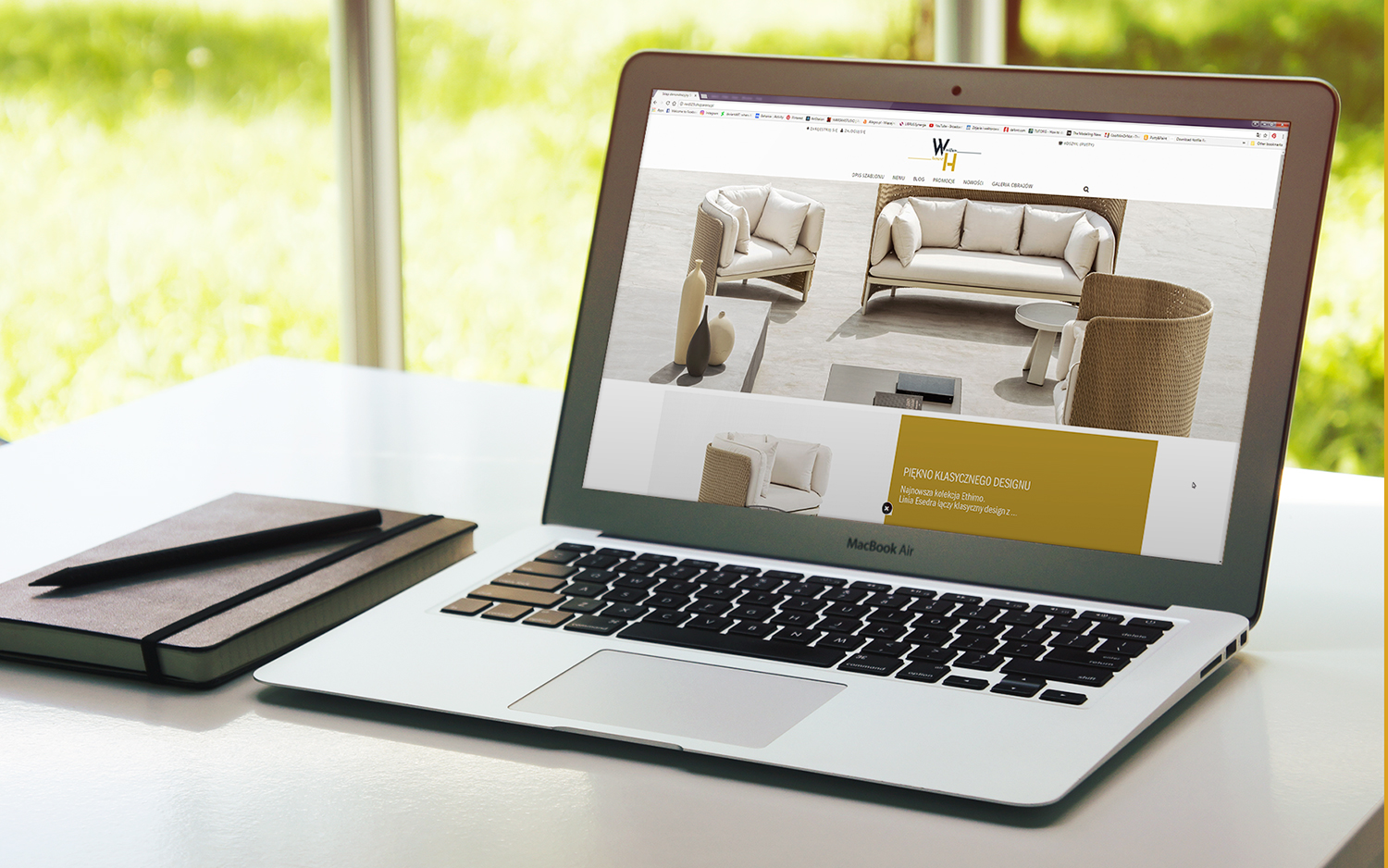 na biurku jest laptop z otwartym ekranem, na którym są prezentowane meble premium z Willow House