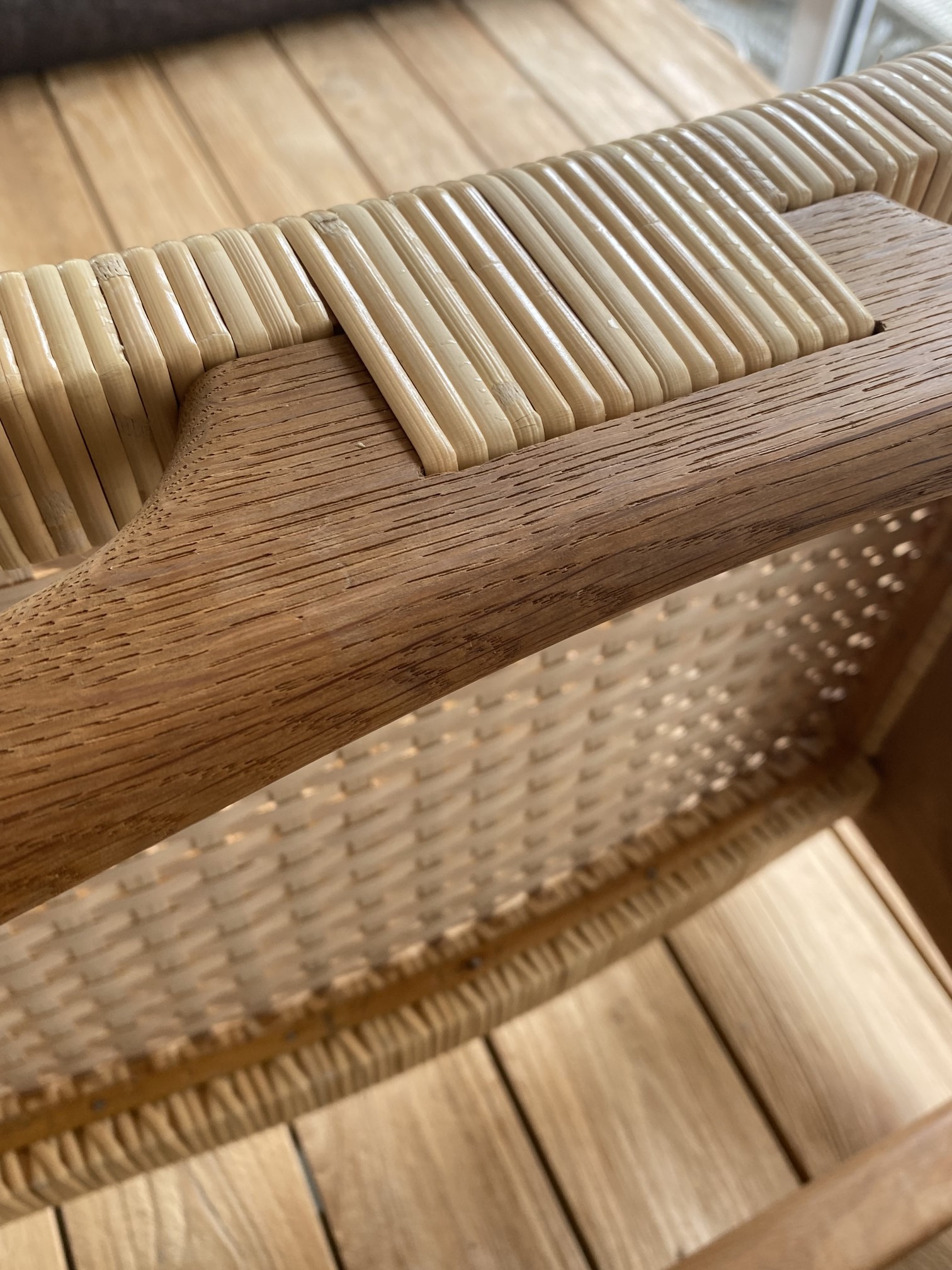 Krzesło wyplatane taśmą rattanową w pracowni GABA 2