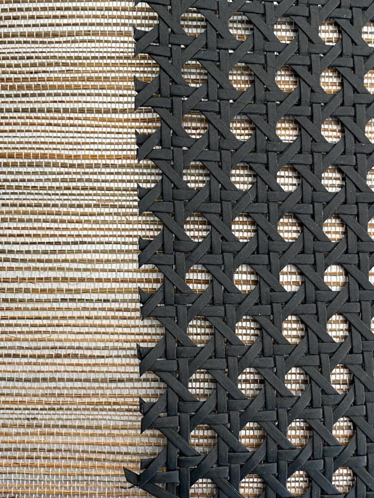 Zbliżenie na ośmiokątną plecionkę wiedeńską i tapetę Sisal-Design Silver Sunset