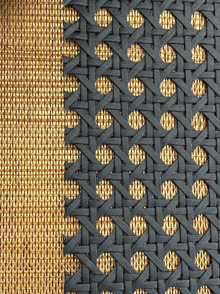 Zbliżenie na ośmiokątną plecionkę wiedeńską i tapetę z sizalu Desert Gold