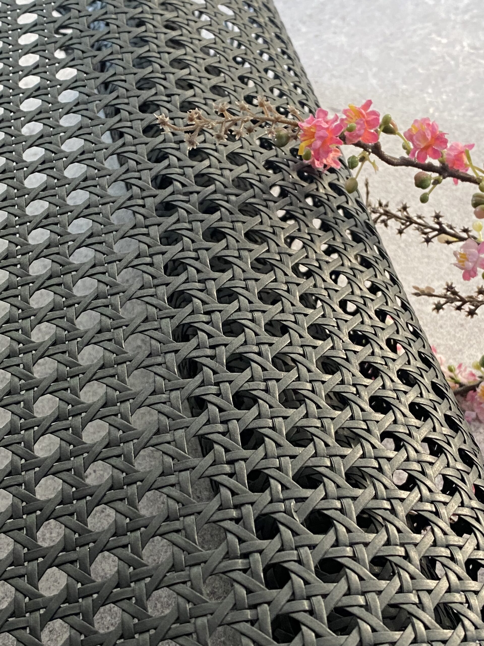 zbliżenie na czarną plecionkę wiedeńską, oczka ośmiokątne