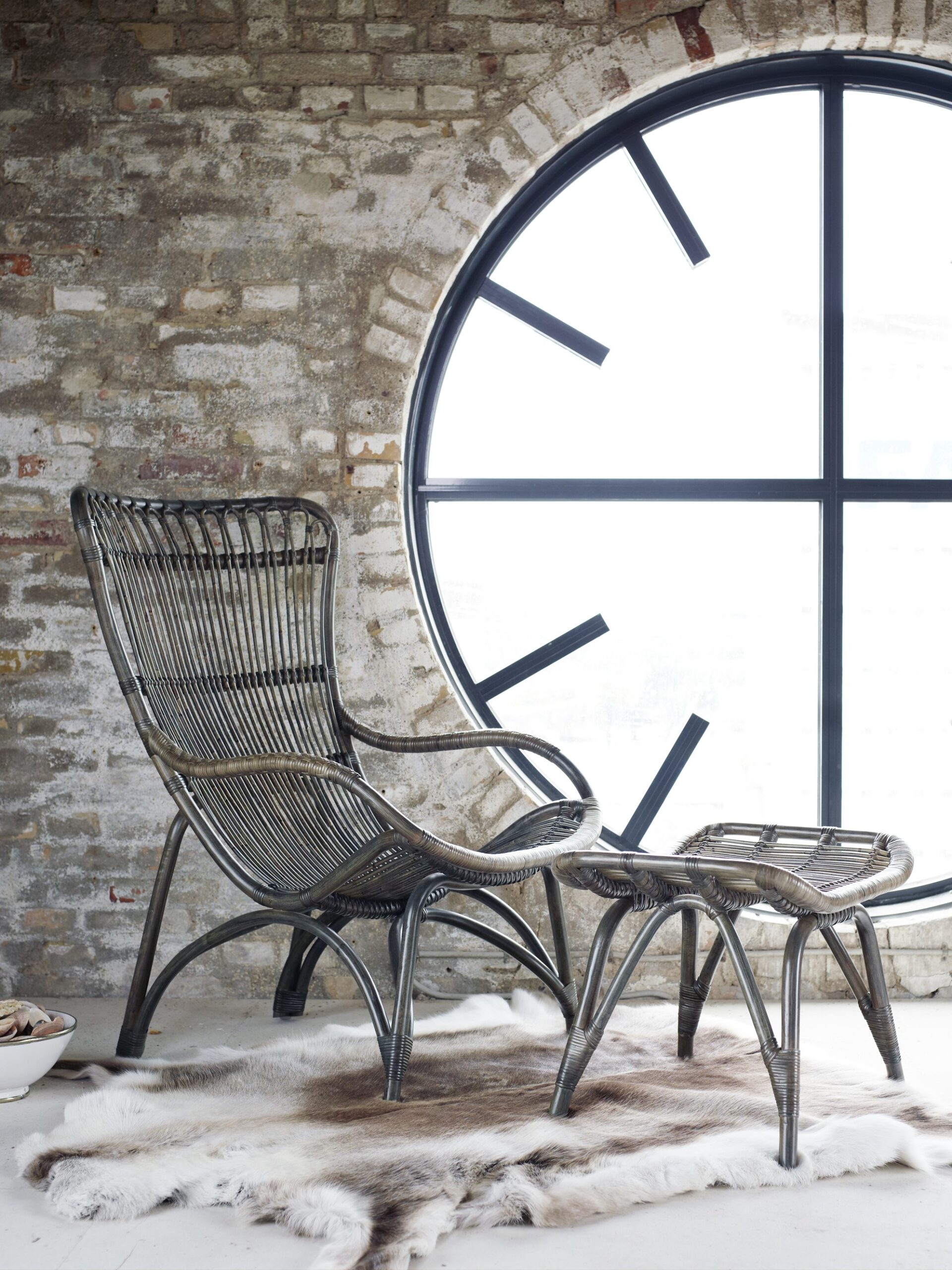 Fotel rattanowy Monet Sika-Design sto na poddaszu