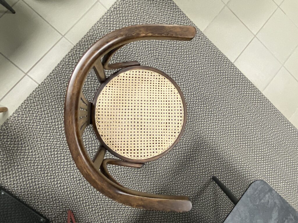 widok z góry na krzesło gięte z plecionką wiedeńską