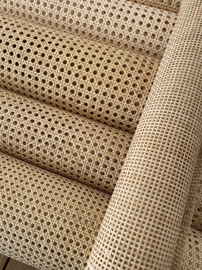 rolki plecionek rattanowych, różne rodzaje i wielkości oczek