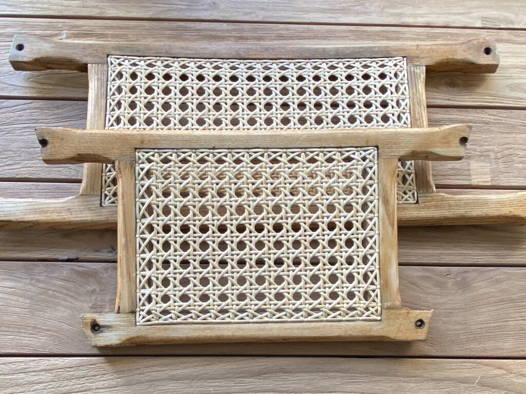 zbliżenie na dwie ławeczki do kanu leżące na drewnianym stole